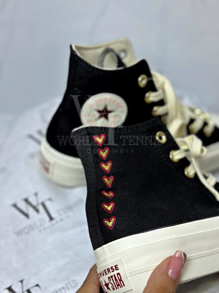 CONVERSE NEGROS LINEA CORAZON