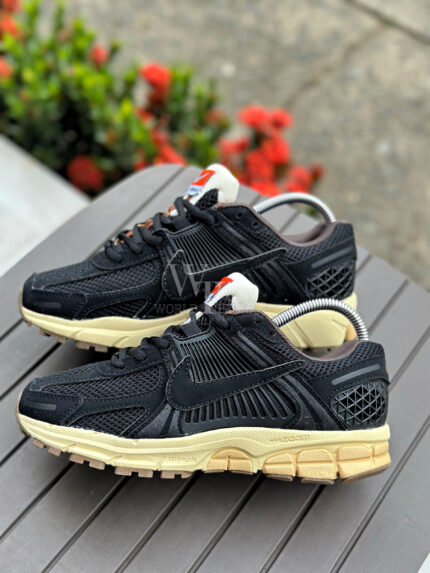 NIKE VOMERO NEGRA