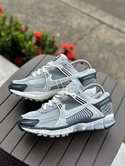 NIKE VOMERO GRIS