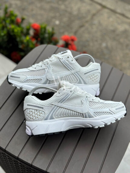 NIKE VOMERO BLANCAS
