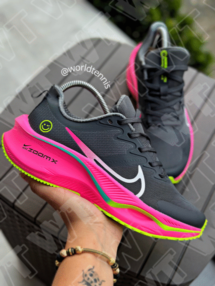 NIKE ZOOM NEGRA SUELA FUCSIA