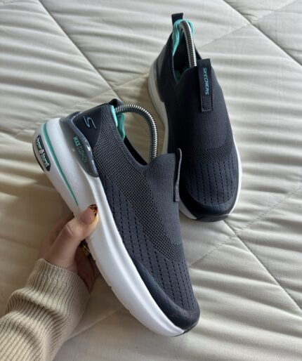 SKECHERS MAX CUSHION HYPER BURST