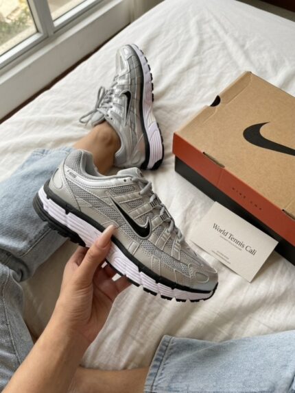 Nike P-6000 plateada chulo negro
