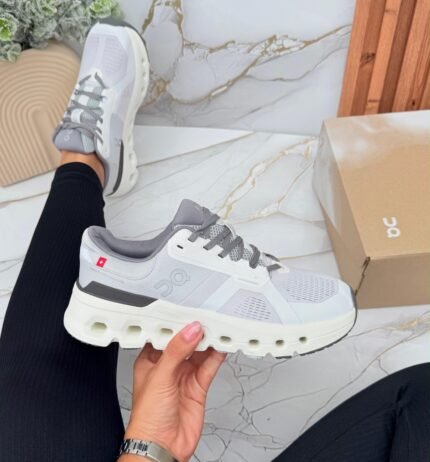 On cloud gris clara